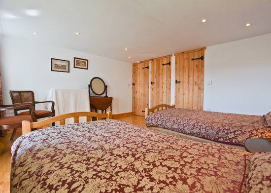 Curlew Cottage self catering holiday cottage accommodation twin bedded room en suite bath,  handbasin and w.c..