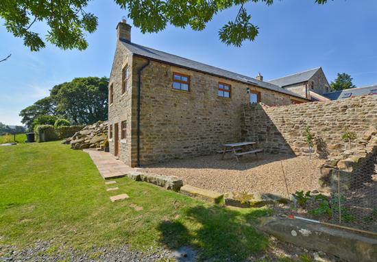 Curlew Cottage self catering accommodation near Hexham and Hadrians Wall - garden with picnic table and wonderful views over the Hexhamshire