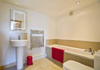 Curlew cottage self catering holiday accommodation near Hexham and Hadrian's Wall twin room has en suite bath, w.c., and handbasin